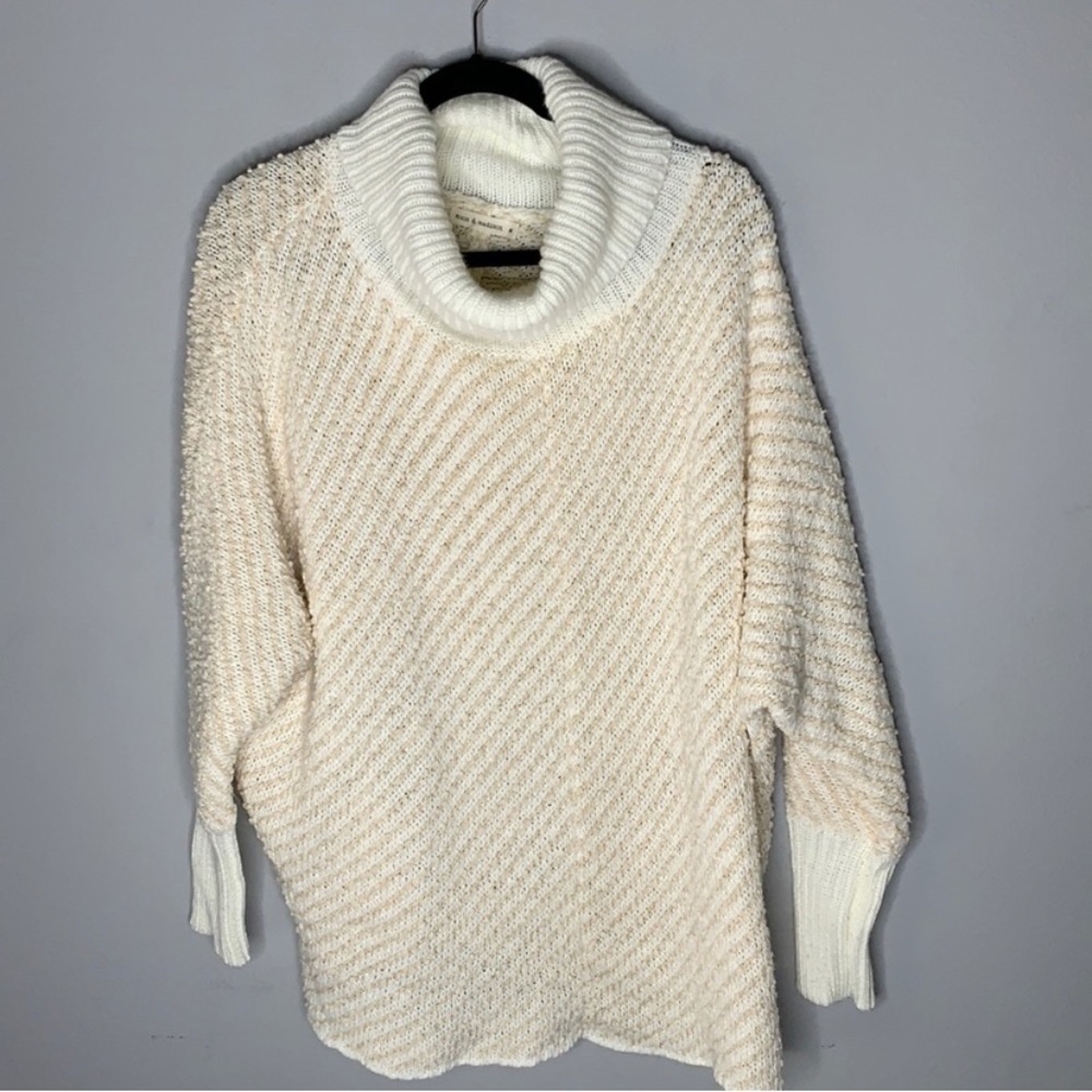 Moon & Madison White and Tan Oversized Sweater
